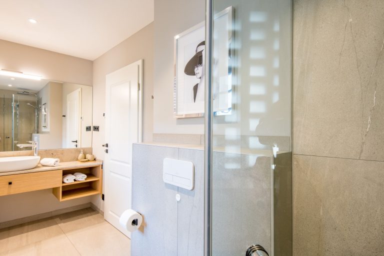 Badezimmer mit Dusche in Ferienhaus auf Sylt