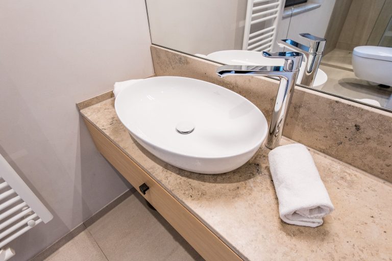 Badezimmer mit großem Spiegel in Ferienhaus auf Sylt