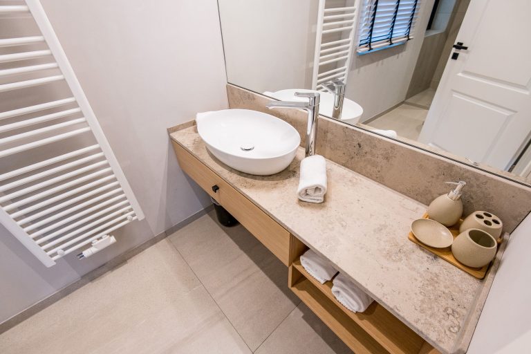 Badezimmer mit Spiegel in Ferienhaus auf Sylt