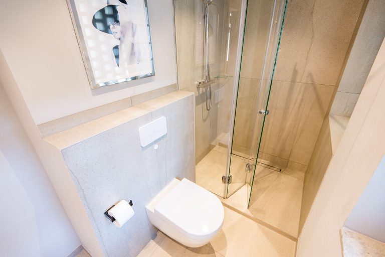 Badezimmer mit Dusche in Ferienhaus auf Sylt