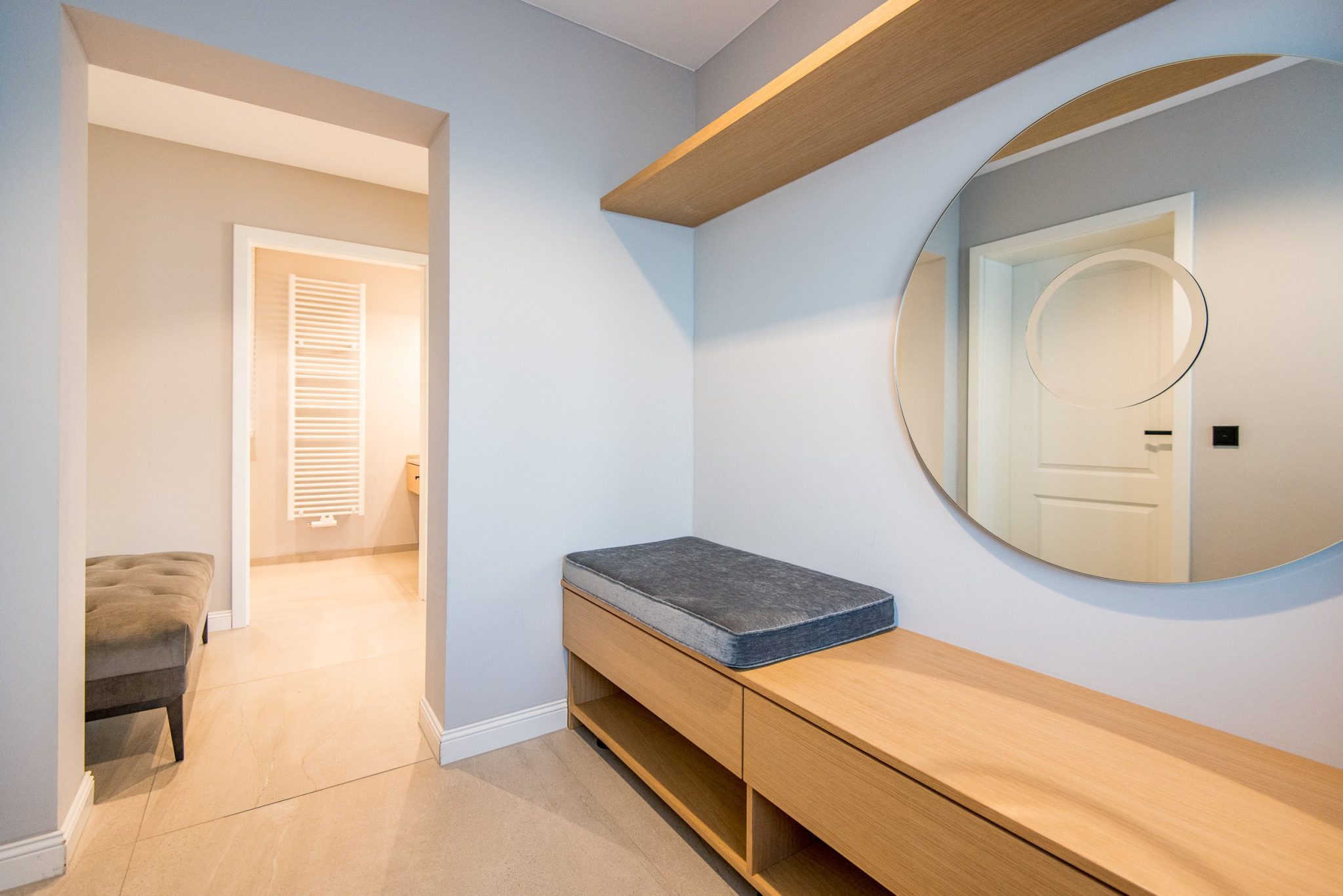 Spiegel und Sitzplatz in Ferienhaus auf Sylt