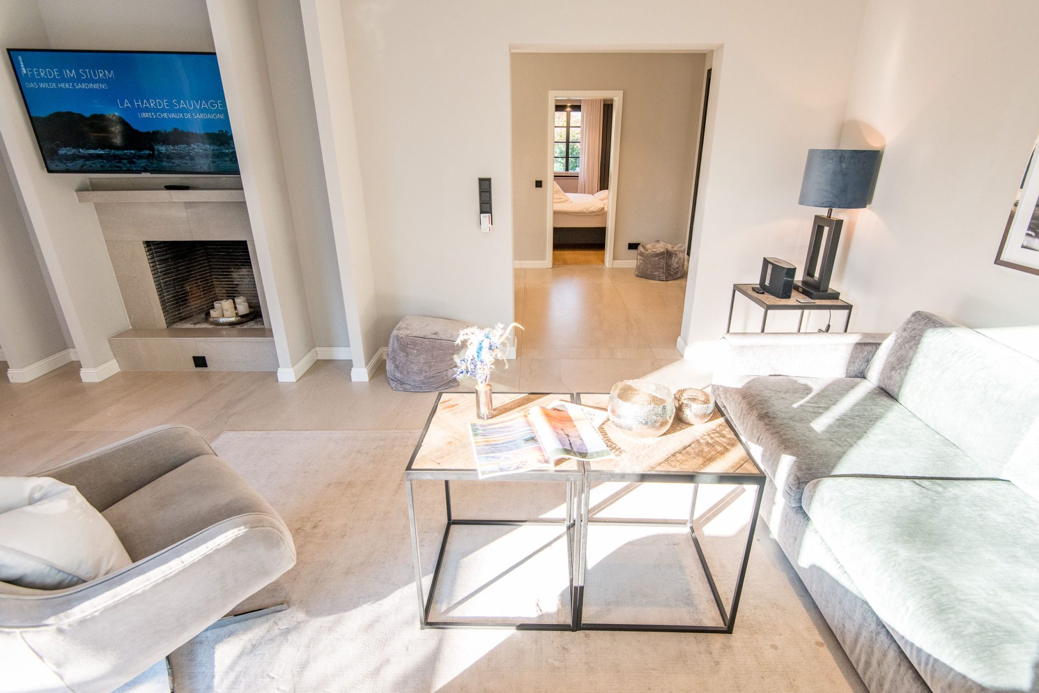 Sofa und Fernseher in Ferienhaus auf Sylt