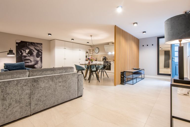 Wohnraum mit Esstisch und Küche in Ferienhaus auf Sylt