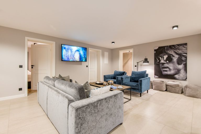 Wohnzimmer mit Fernseher in Ferienhaus auf Sylt