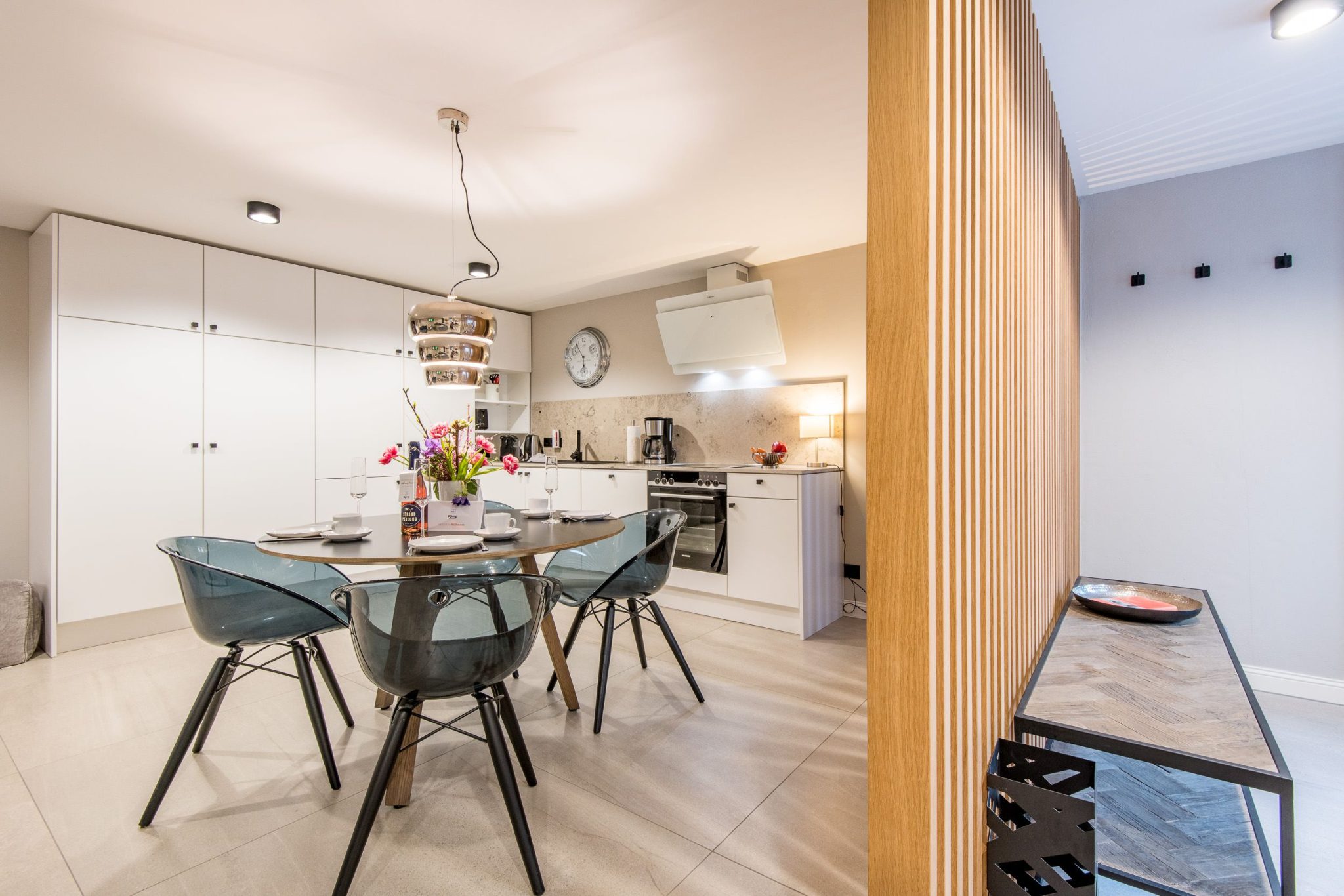 Küche und Esstisch in Ferienhaus auf Sylt