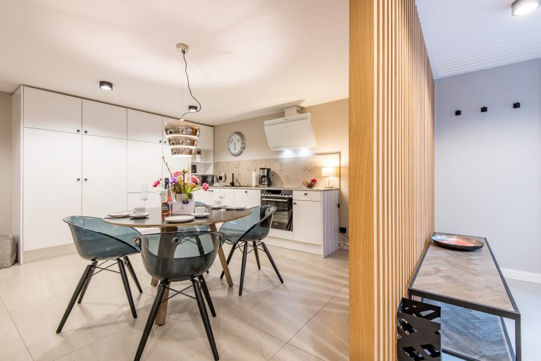 Küche und Esstisch in Ferienhaus auf Sylt