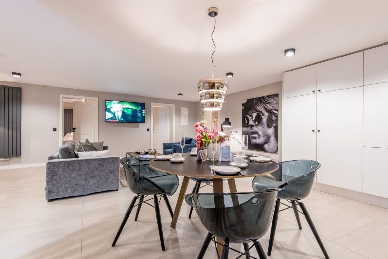 Esstisch und Fernseher in Ferienhaus auf Sylt