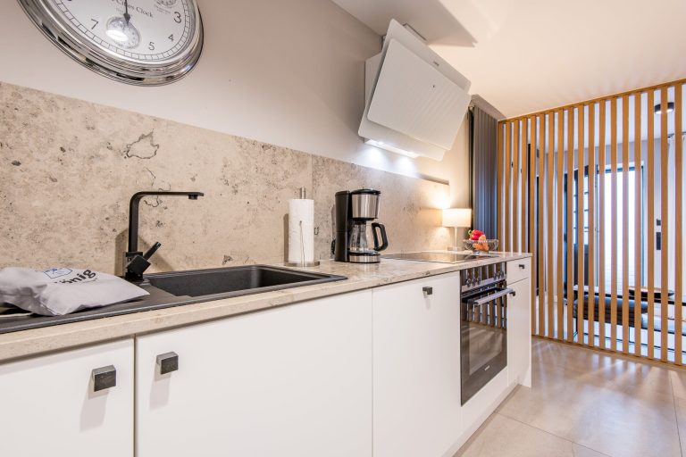 Küche mit Ofen in Ferienhaus auf Sylt