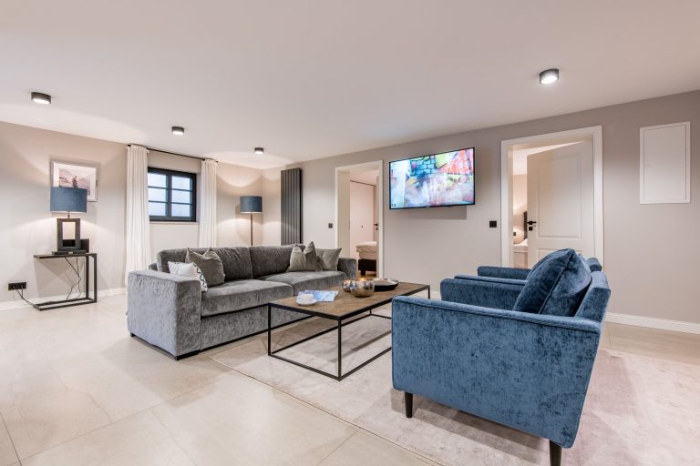 Sofa und Fernseher in Ferienhaus auf Sylt