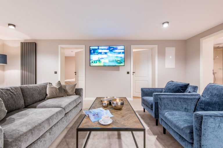 Sofa und Fernseher in Ferienhaus auf Sylt
