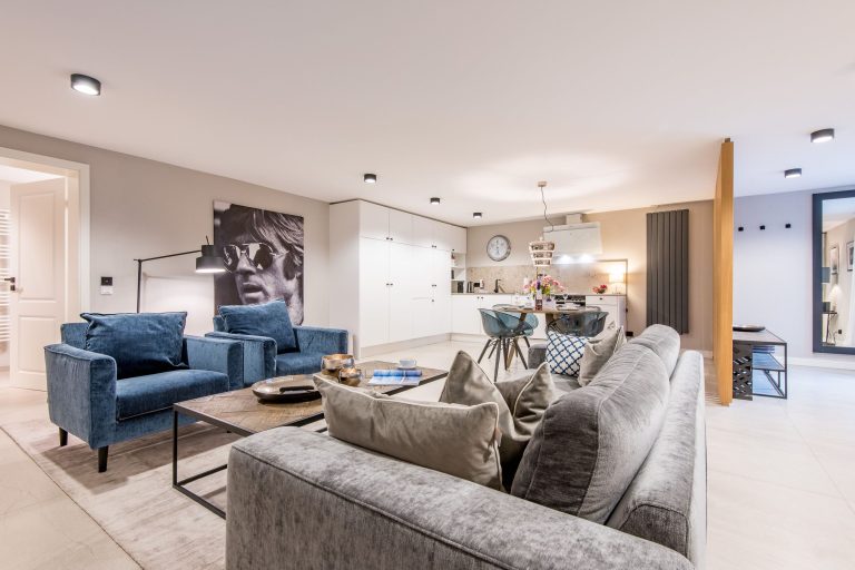 Sofa und offene Küche in Ferienhaus auf Sylt