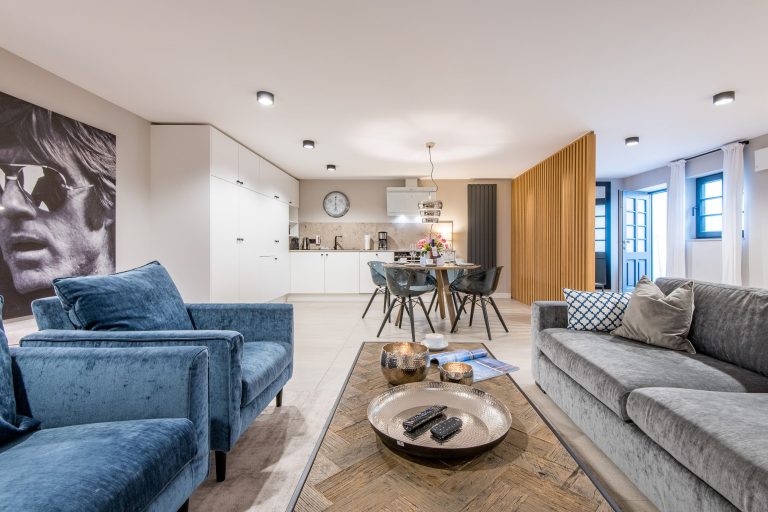 Sofa und offene Küche in Ferienhaus auf Sylt