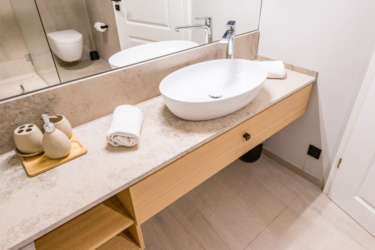 Badezimmer mit Spiegel in Ferienhaus auf Sylt
