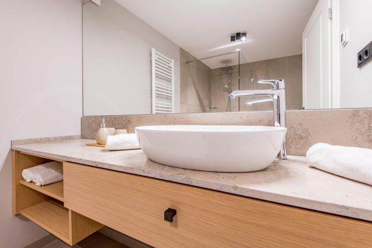 Badezimmer mit Spiegel in Ferienhaus auf Sylt