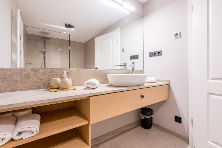 Badezimmer mit Dusche in Ferienhaus auf Sylt