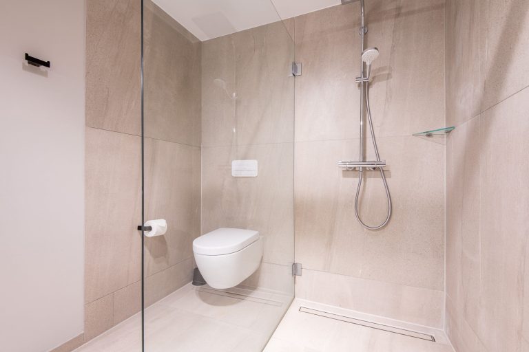 Badezimmer mit Dusche in Ferienhaus auf Sylt