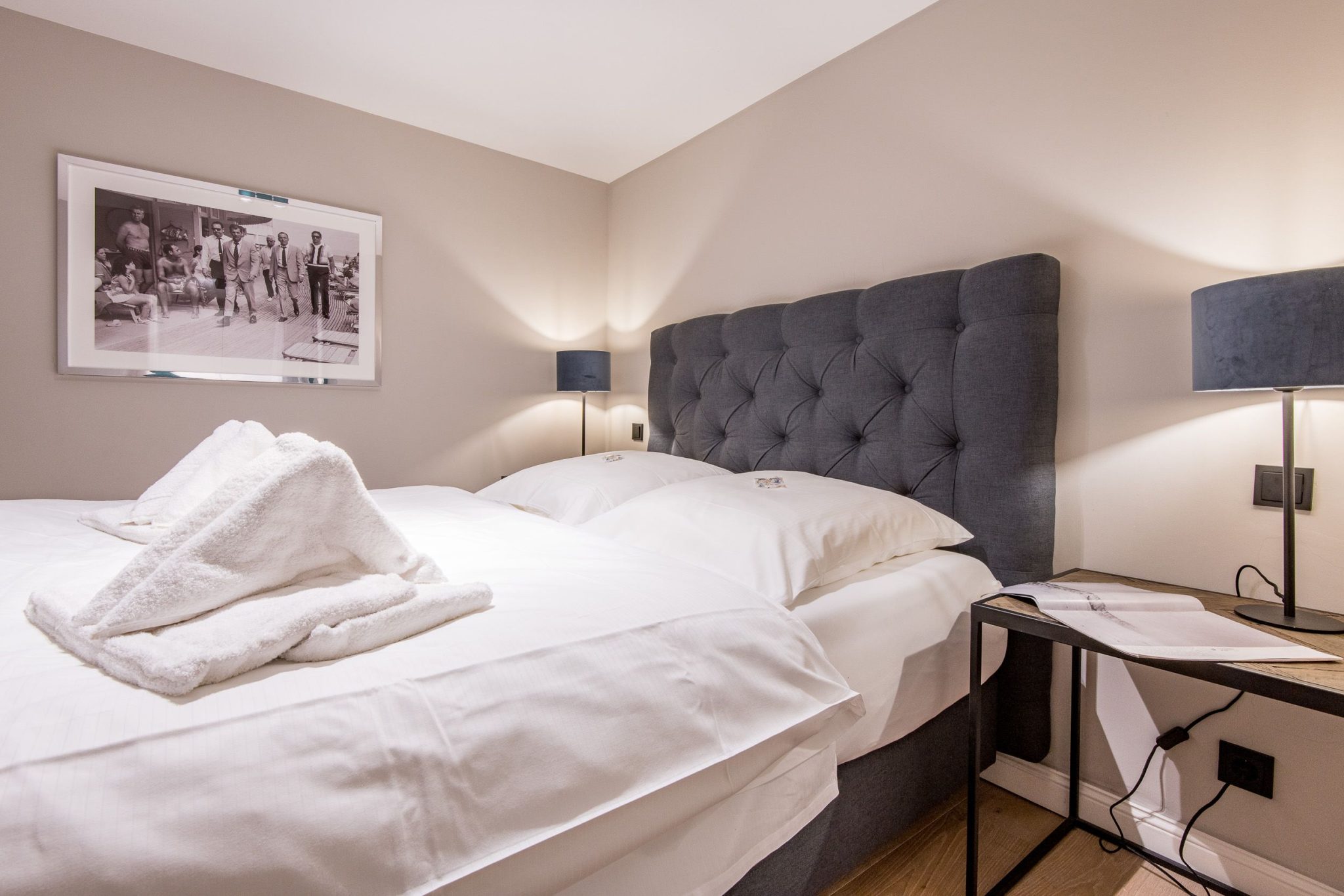 Schlafzimmer mit Doppelbett und Nachttisch in Ferienhaus auf Sylt