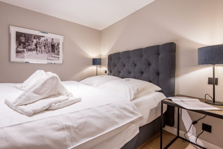 Schlafzimmer mit Doppelbett und Nachttisch in Ferienhaus auf Sylt