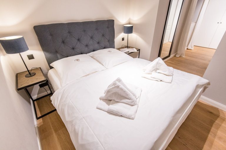 Schlafzimmer mit Doppelbett in Ferienhaus auf Sylt