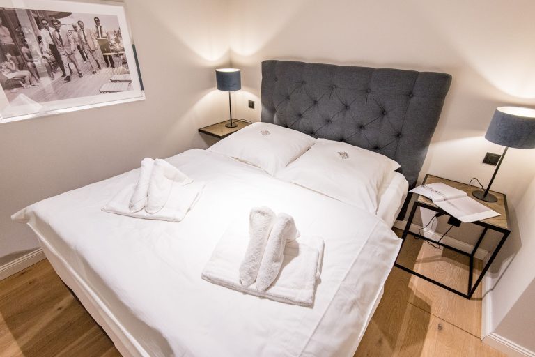 Schlafzimmer mit Doppelbett in Ferienhaus auf Sylt