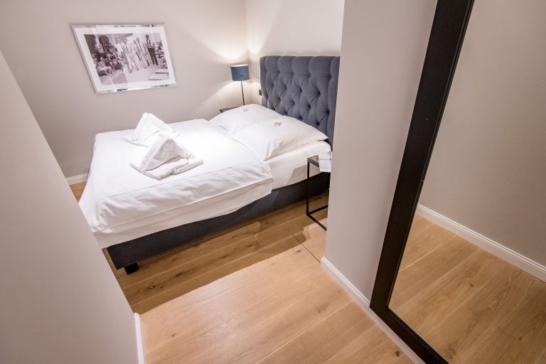 Schlafzimmer mit Doppelbett in Ferienhaus auf Sylt