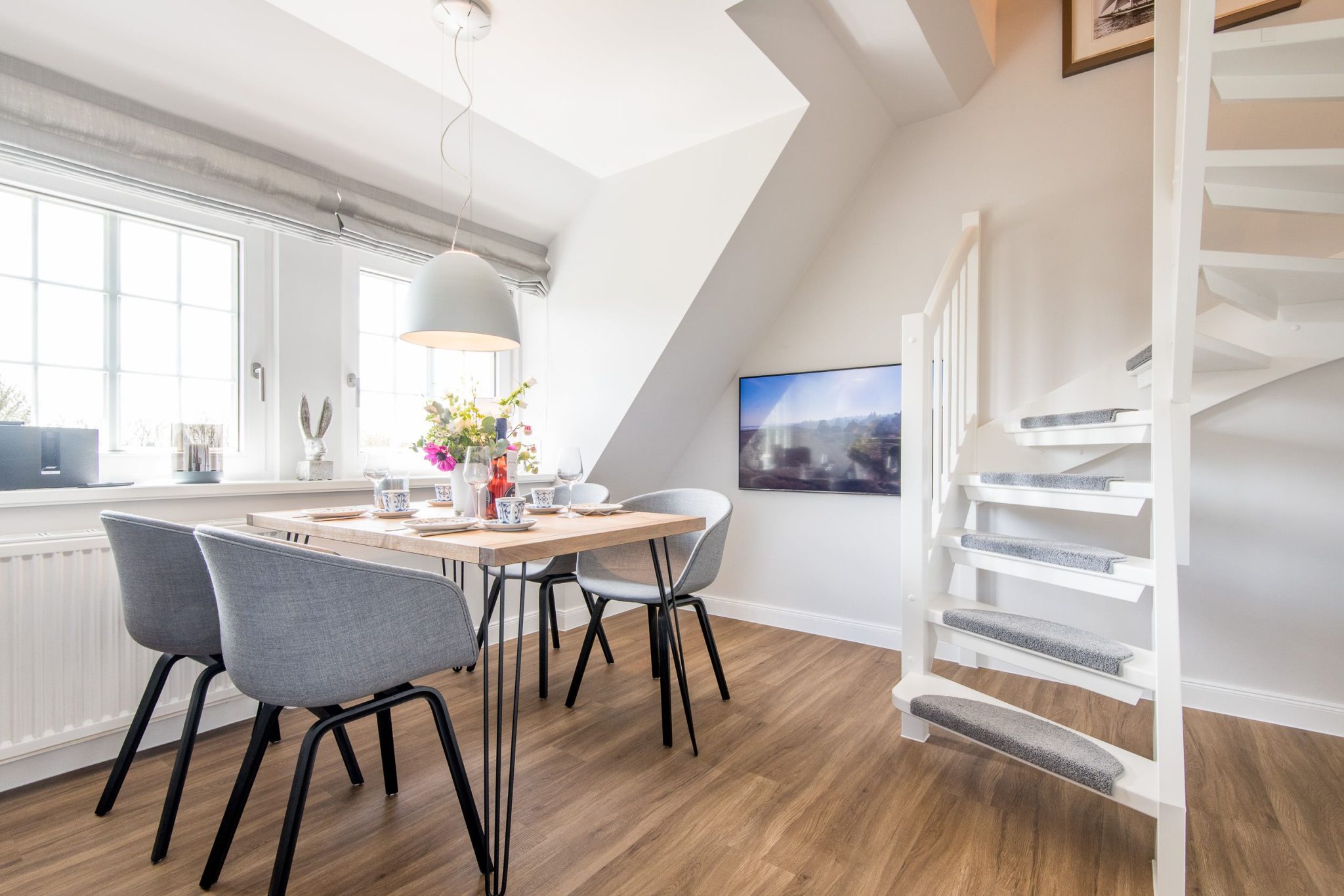 Esstisch und Fernseher in Ferienhaus auf Sylt