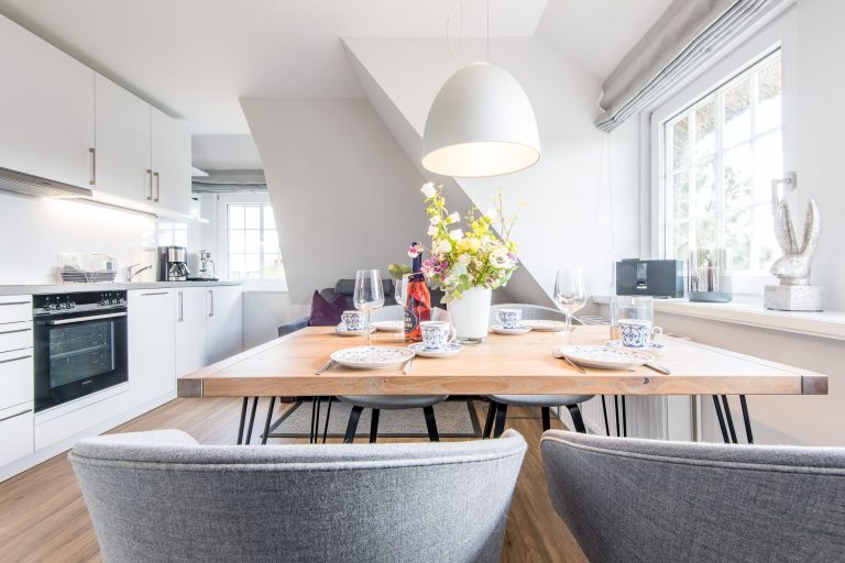 offene Küche und Essbereich in Ferienhaus auf Sylt