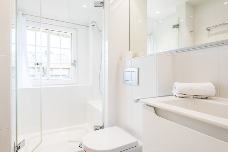 Badezimmer mit Dusche in Ferienhaus auf Sylt