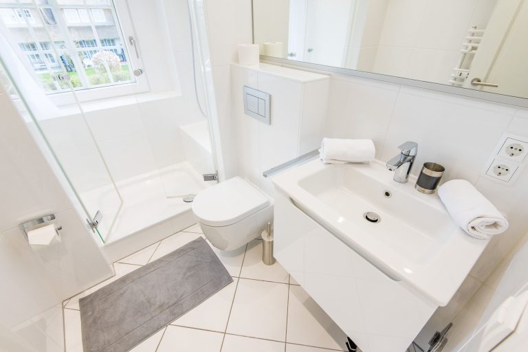 Badezimmer mit Dusche in Ferienhaus auf Sylt