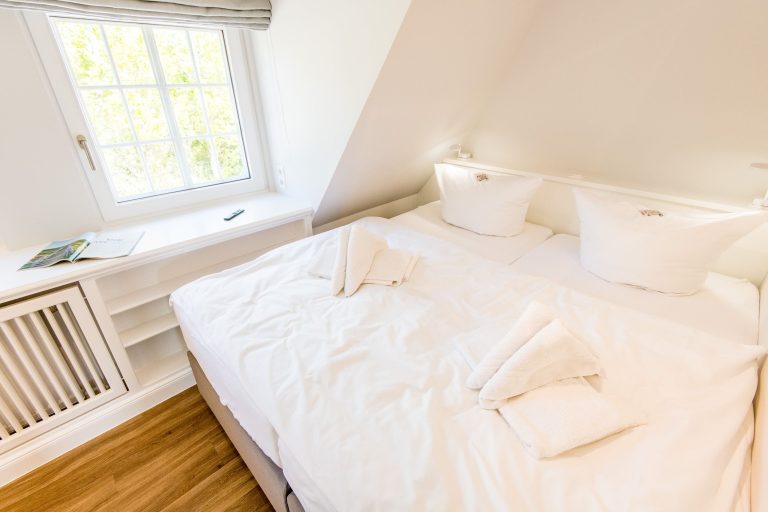 Schlafzimmer mit Doppelbett in Ferienhaus auf Sylt