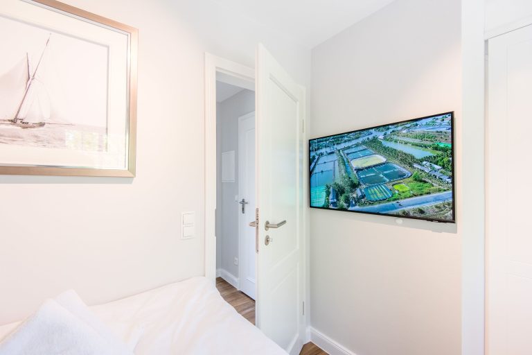 Fernseher in Schlafzimmer in Ferienhaus auf Sylt