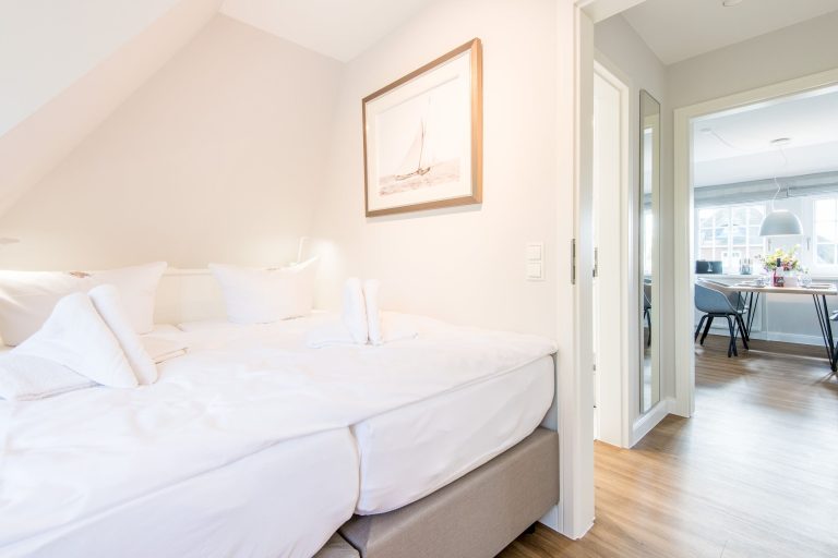 Doppelbett in Kleiderschrank in Ferienhaus auf Sylt