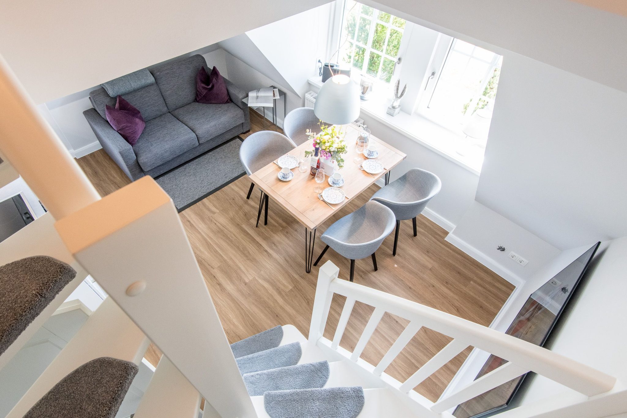 Wohnzimmer mit Sofa und Essbereich in Ferienhaus auf Sylt