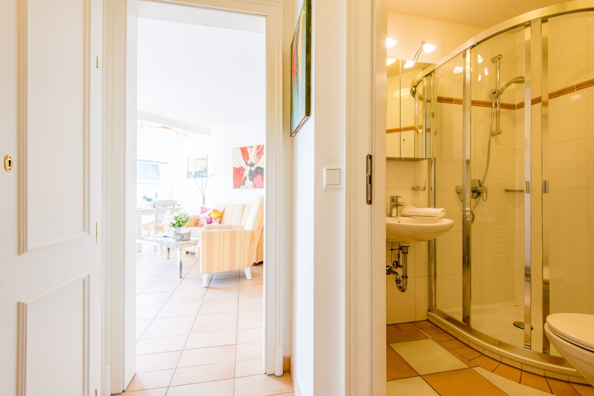 Badezimmer mit Dusche in Ferienwohnung auf Sylt
