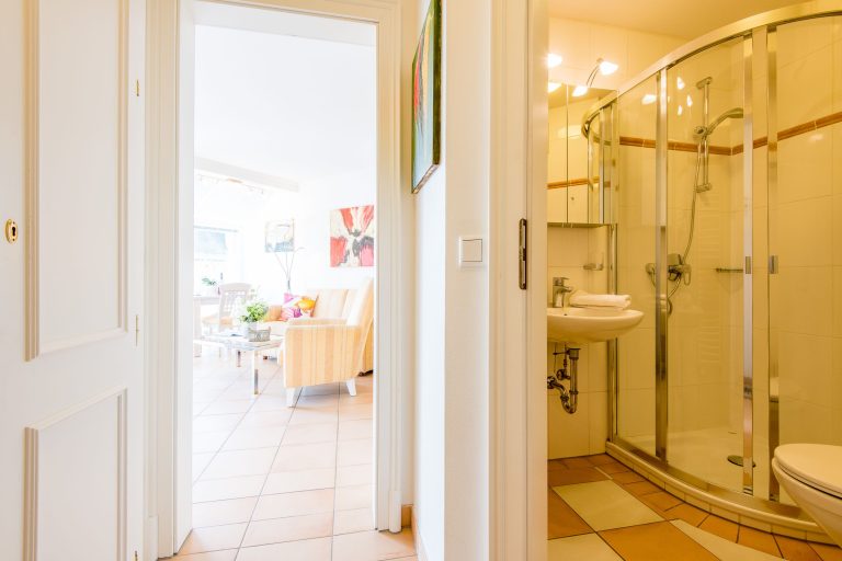 Badezimmer mit Dusche in Ferienwohnung auf Sylt