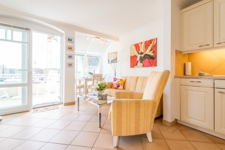 Wohnzimmer und offene Küche in Ferienhaus auf Sylt