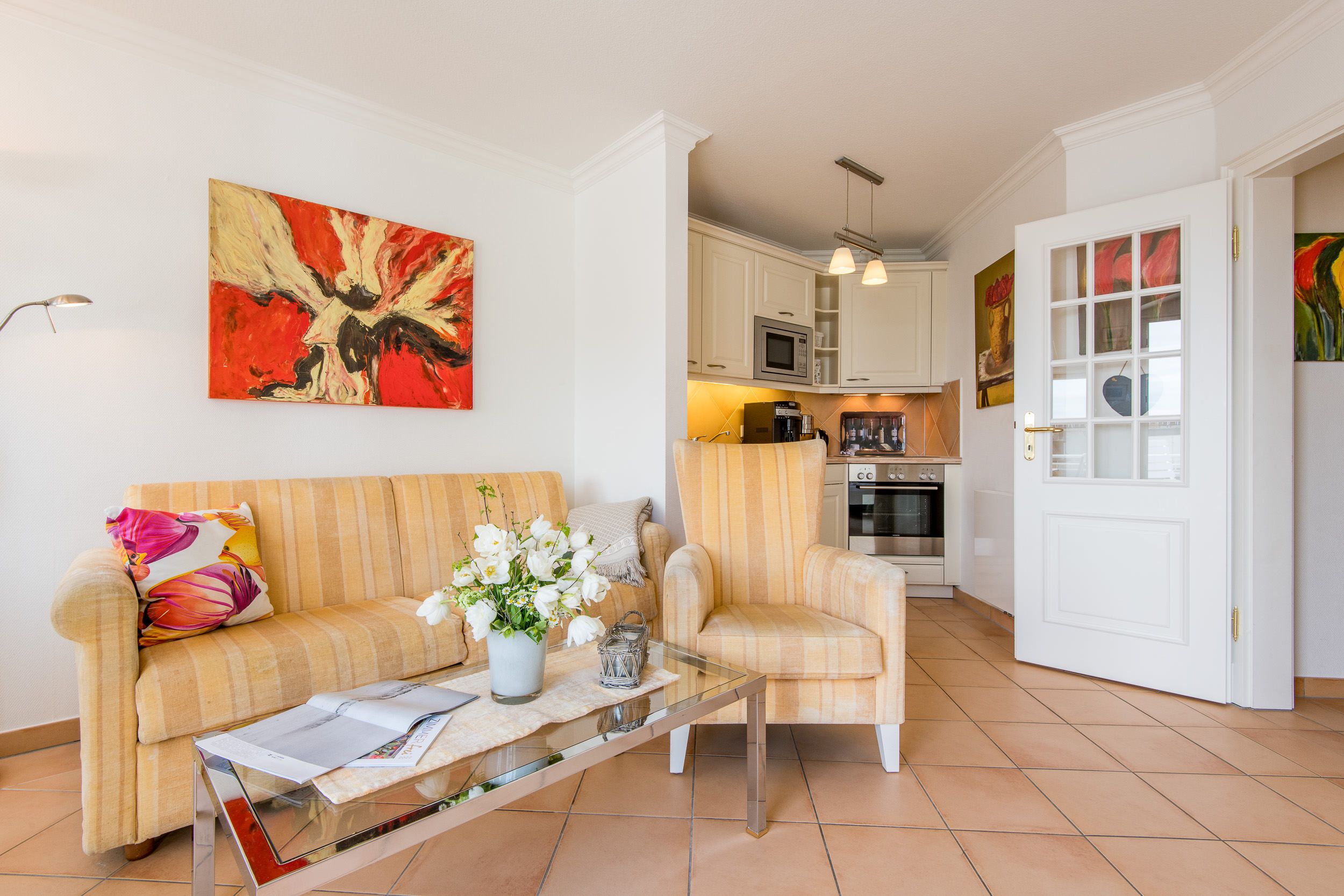 Wohnzimmer und offene Küche in Ferienhaus auf Sylt