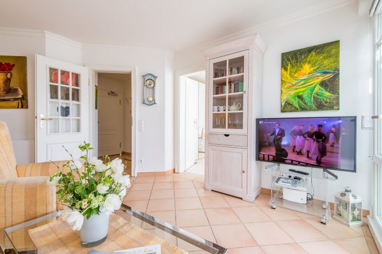 Fernseher und Vitrine in Ferienhaus auf Sylt