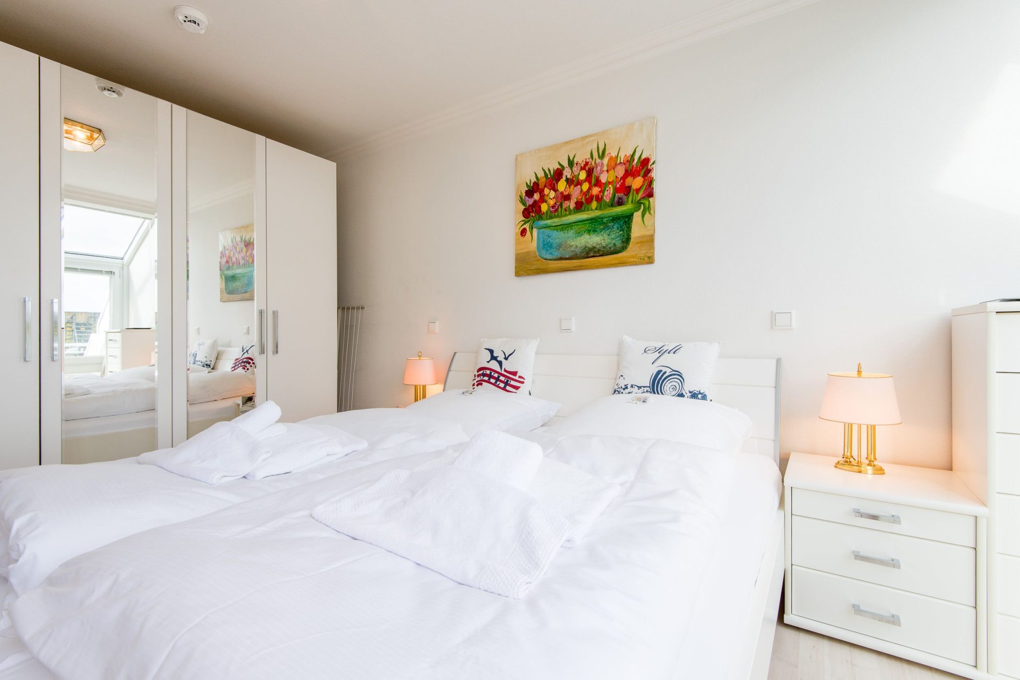 Schlafzimmer mit Doppelbett und Kleiderschrank in Ferienhaus auf Sylt