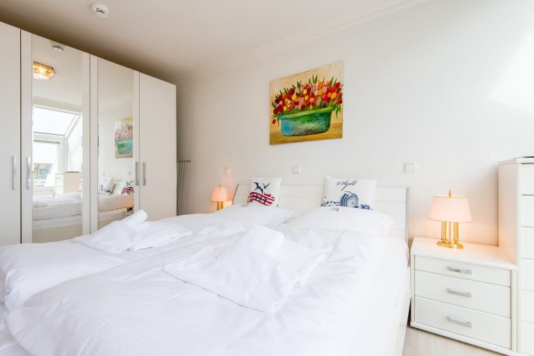 Schlafzimmer mit Doppelbett und Kleiderschrank in Ferienhaus auf Sylt