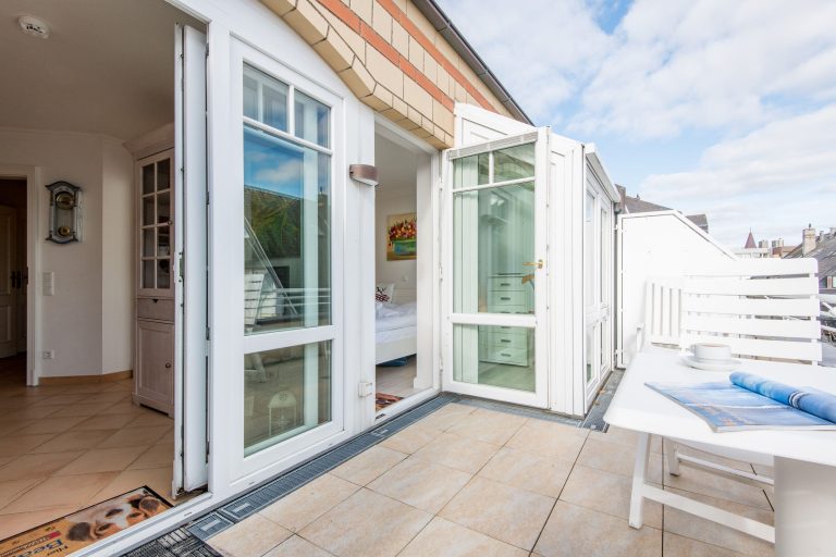 Balkon mit Stühlen in Ferienwohnung auf Sylt