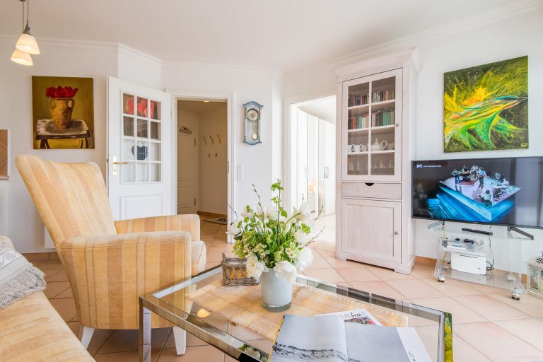 Wohnzimmer mit Fernseher in Ferienhaus auf Sylt
