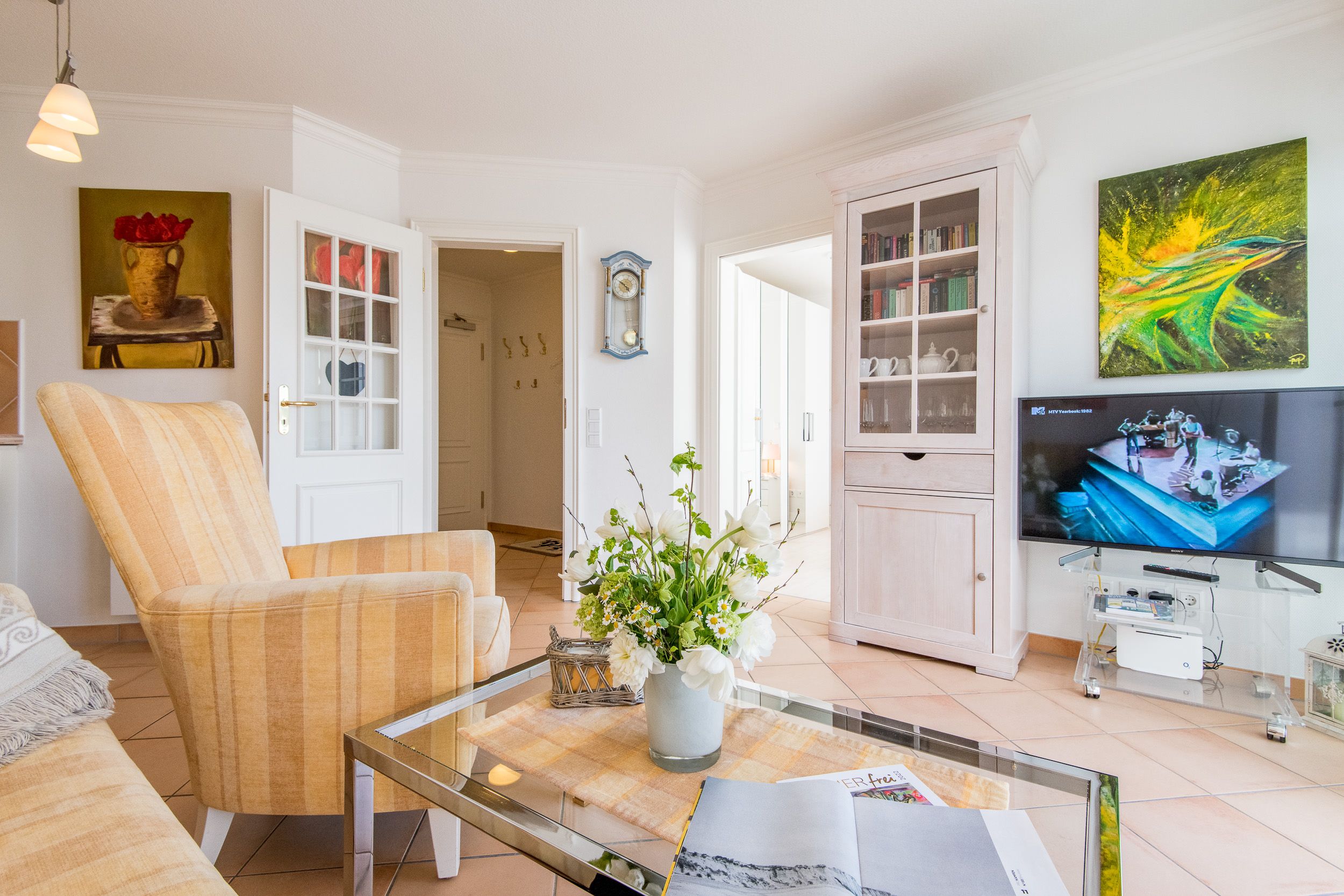 Wohnzimmer mit Fernseher in Ferienhaus auf Sylt