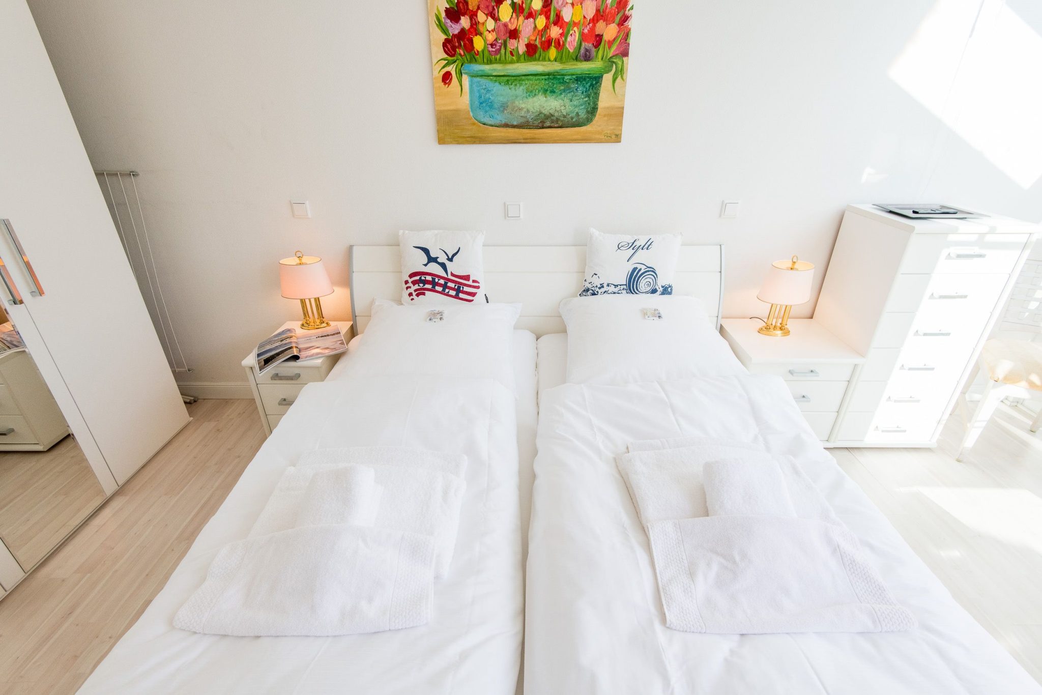 Schlafzimmer mit Doppelbett und Nachtschränken in Ferienhaus auf Sylt