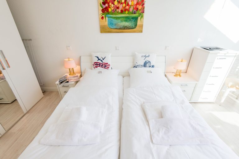 Schlafzimmer mit Doppelbett und Nachtschränken in Ferienhaus auf Sylt