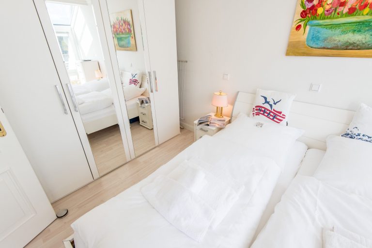 Schlafzimmer mit Doppelbett und Kleiderschrank in Ferienhaus auf Sylt