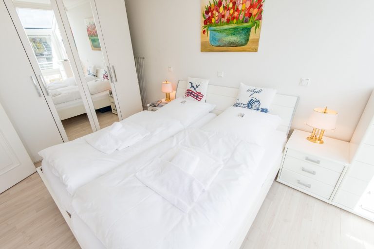 Doppelbett und Kleiderschrank in Ferienwohnung auf Sylt