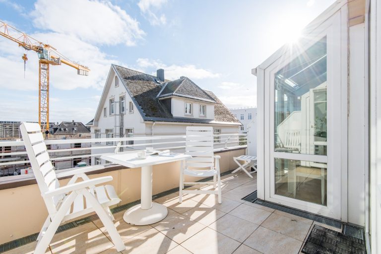 Balkon mit Stühlen in Ferienwohnung auf Sylt