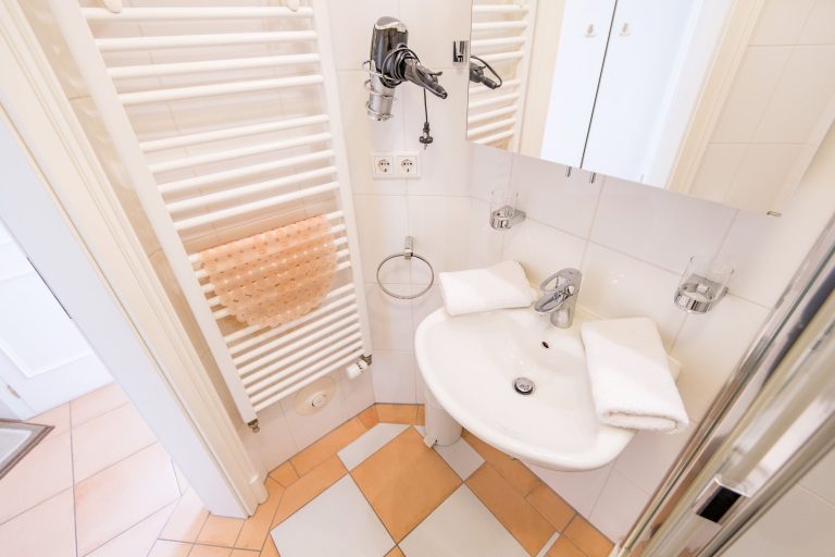Badezimmer mit Waschbecken in Ferienwohnung auf Sylt