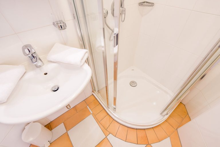 Dusche in Badezimmer in Ferienwohnung auf Sylt